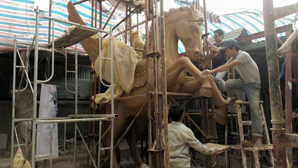 Đắp đất tạo hình mẫu tượng