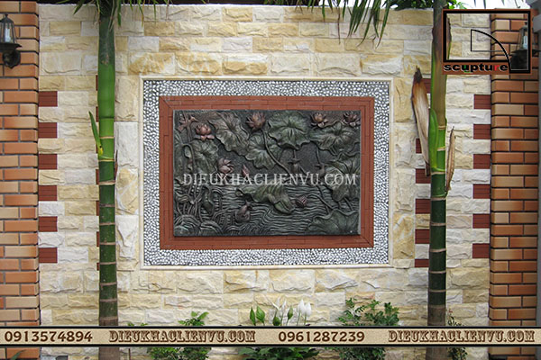 Không gian phòng ăn độc đáo với tranh phù điêu hoa lá sen hạc