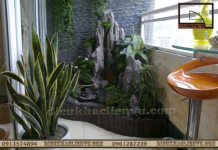 Tiểu cảnh ban c&ocirc;ng với c&acirc;y xanh v&agrave; tượng đi&ecirc;u khắc