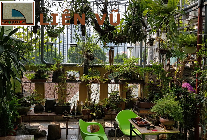 Ban công ngập tràn sắc xuân với những chậu hoa treo và bộ bàn trà đơn giản