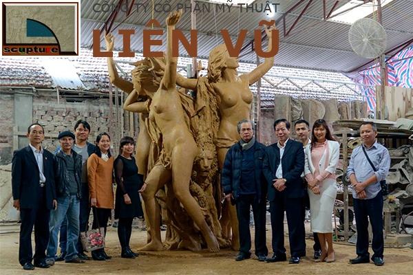 Bàn giao sản phẩm cho khách hàng tại xưởng điêu khắc Liên Vũ