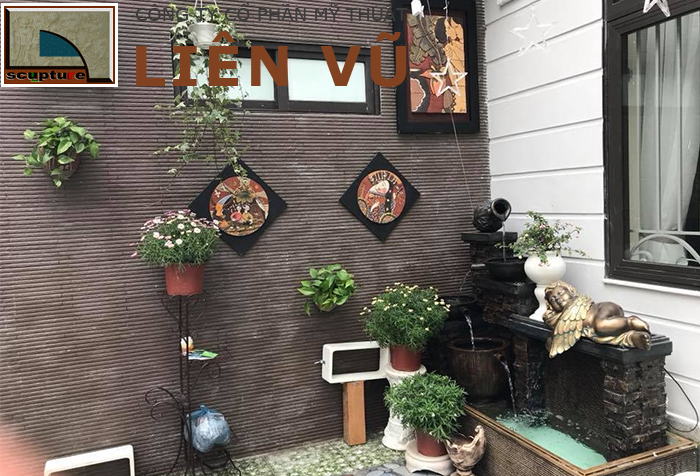 Bố trí tiểu cảnh tại một góc ban công cùng các vật trang trí treo tường