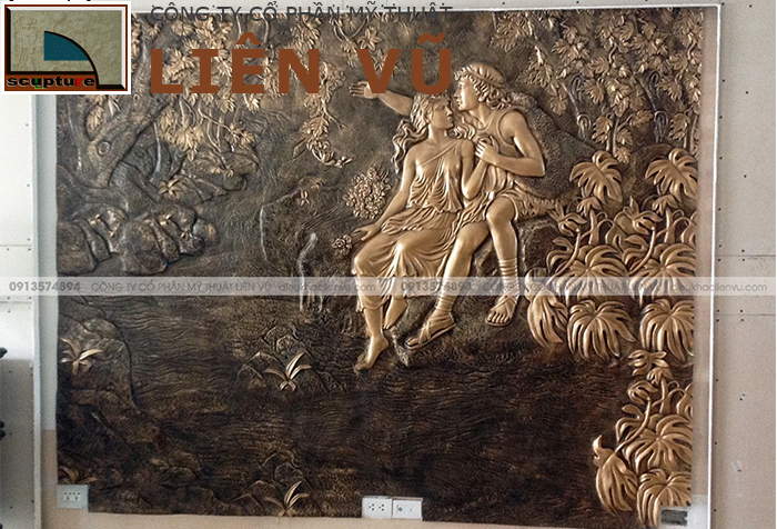 Bức phù điêu châu Âu được sơn giả đồng vô cùng chân thật