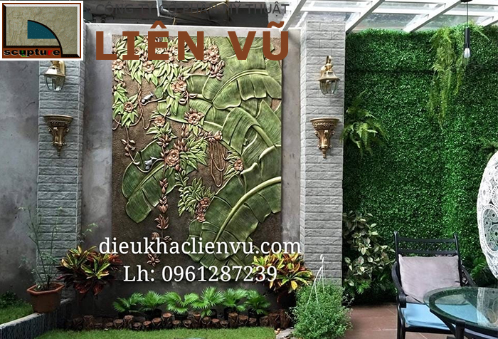 Bức phù điêu hoa lá chuối đẹp trong không gian café sân vườn