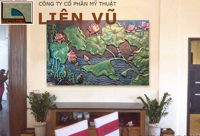 Bức phù điêu hoa sen khiến không gian phòng khách thêm phần nổi bật