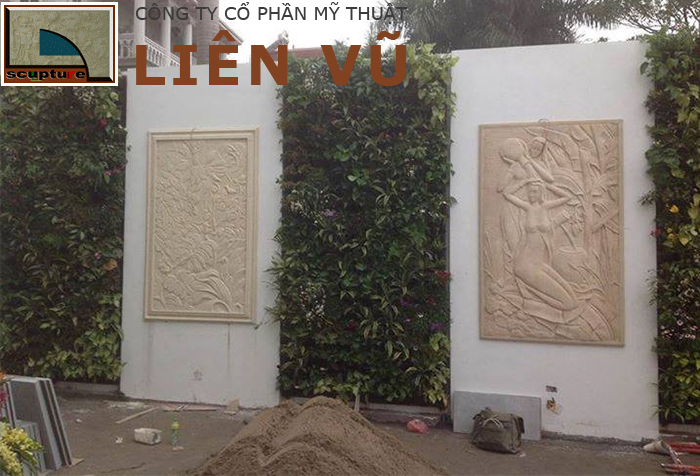 Bức tường đơn giản lại vô cùng đẹp, độc đáo với phù điêu sân vườn