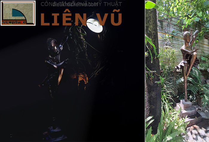 Bức tượng được kết hợp cùng tiểu cảnh càng làm tăng vẻ đẹp của tác phẩm