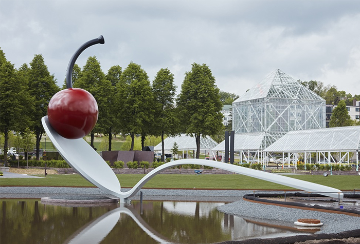 Cây cầu điêu khắc độc đáo trong vườn điêu khắc Minneapolis