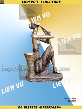 bức tượng cô gái ngồi cạnh gùi