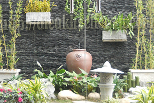 Vách đá gạch trong vườn