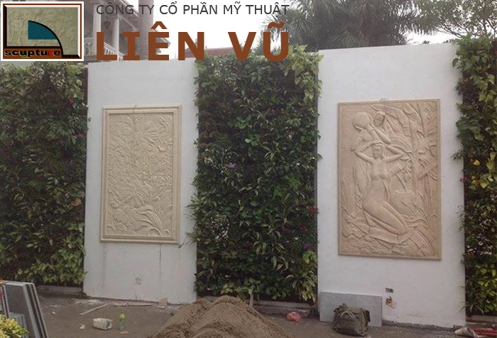 Hàng rào sân vườn độc đáo với tranh phù điêu và cây xanh