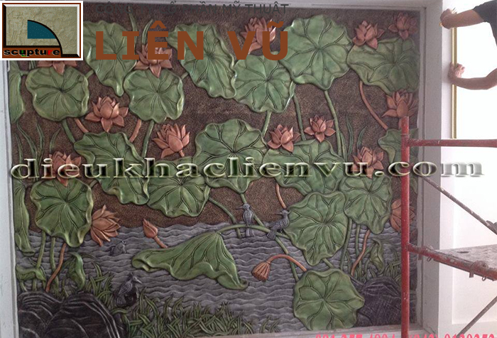 Không gian phòng khách sống động, đầy màu sắc với phù điêu hoa lá