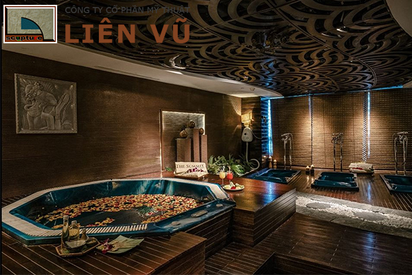 Không gian spa được trang trí bằng phù điêu bởi điêu khắc Liên Vũ