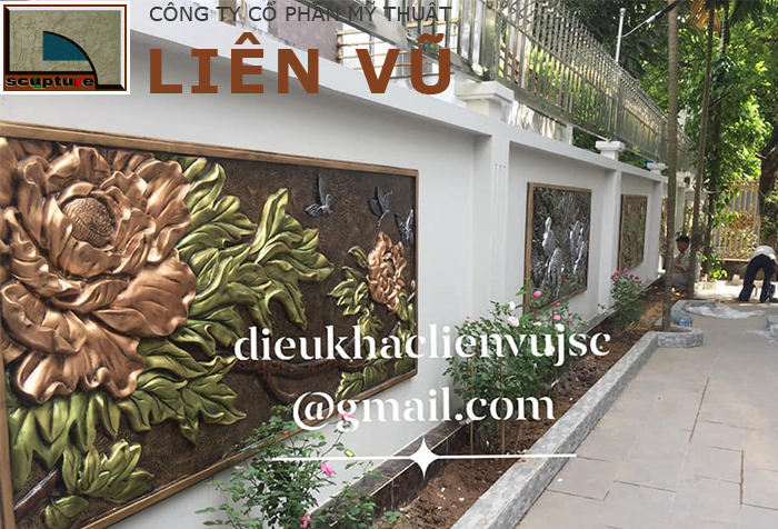 Lấp đầy những khoảng trống tường bao ảm đạm với phù điêu