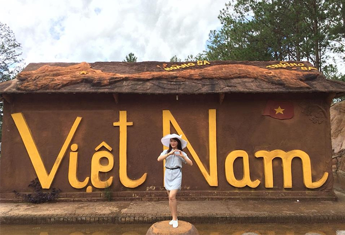 Ngôi nhà đất đỏ bazan đắp nổi bản đồ Việt Nam