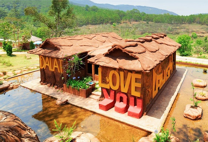 Ngôi nhà đất đỏ