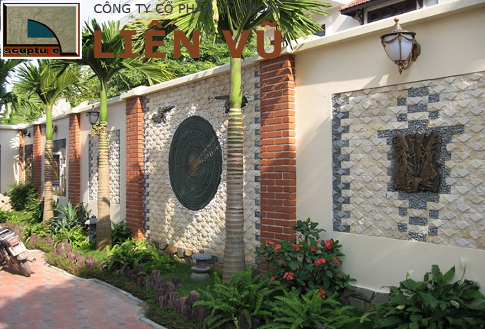 Những mảng tường bao ấn tượng với phù điêu sân vườn