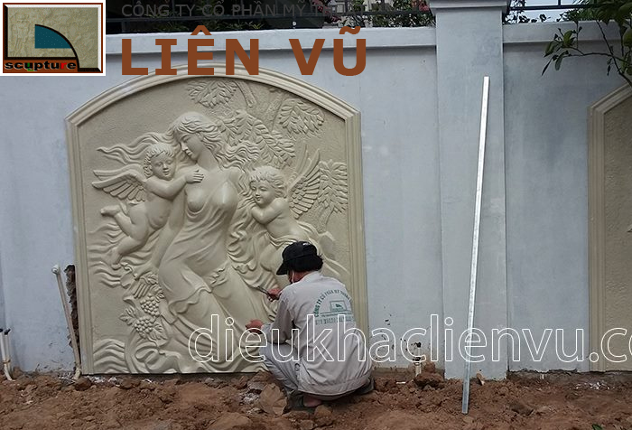 Phù điêu cô gái châu Âu và thiên thần nhỏ