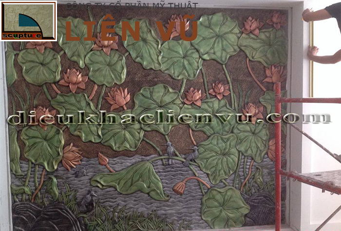 Phù điêu đầm sen và chim bói cá với màu sắc tươi sáng