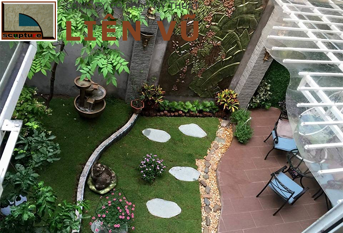 Phù điêu hoa lá chuối trong tiểu cảnh sân vườn quán cafe