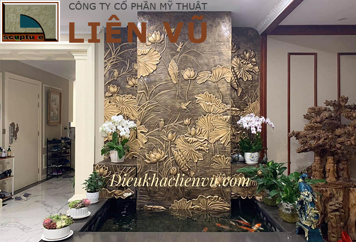 Phù điêu hoa lá sen cùng tiểu cảnh hồ cá Koi trong tiểu cảnh nội thất