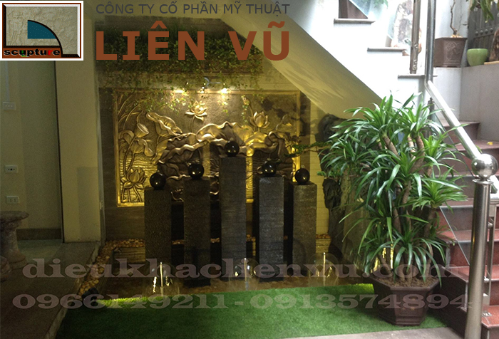 Phù điêu hoa lá sen trong tiểu cảnh gầm cầu thang