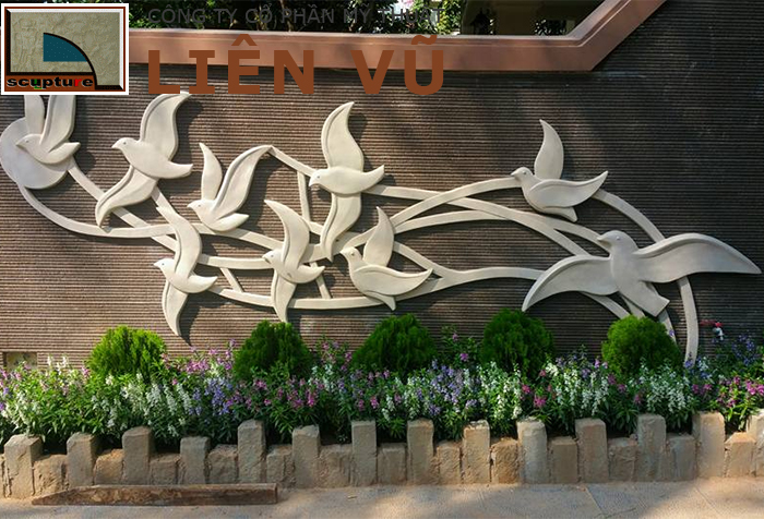 Phù điêu sân vườn đơn giản với chim én