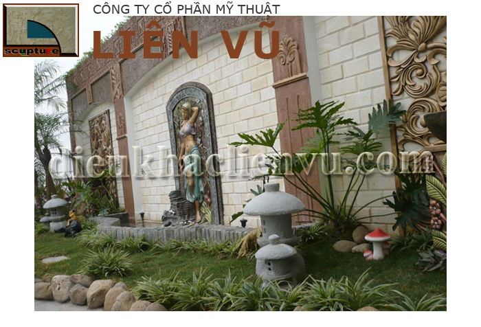 Phù điêu thiếu nữ bê bình trong tiểu cảnh ban công