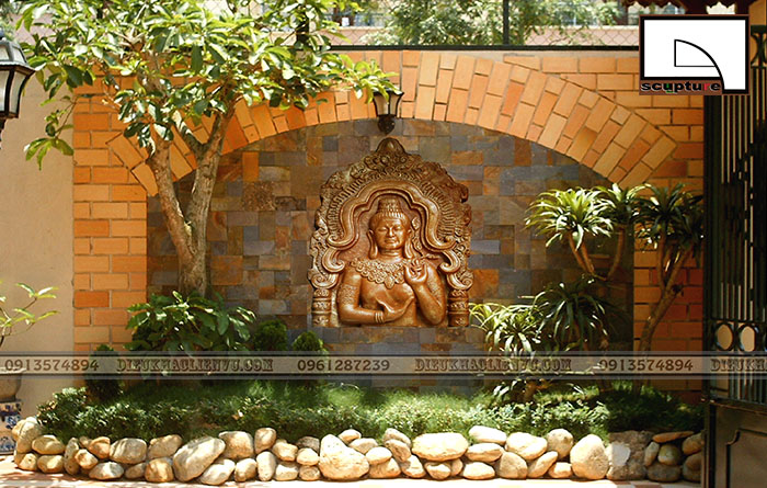 Bức tranh phù điêu trong sân vườn đã được mỹ thuật Liên Vũ lắp đặt tại nhà khách hàng