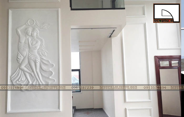 Bức tranh phù điêu trong sân vườn đã được mỹ thuật Liên Vũ lắp đặt tại nhà khách hàng