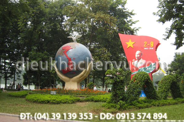 Quả cầu hòa bình - bờ hồ Hoàn Kiếm