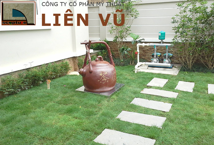 Sử dụng đồ vật trang trí khác cho sân vườn