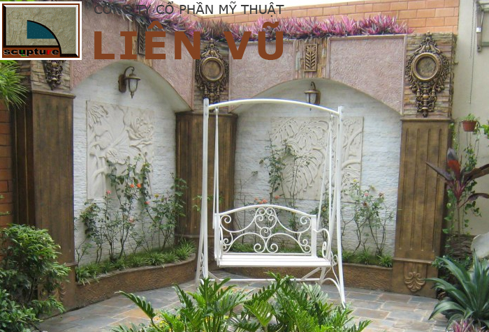 Sử dụng tranh phù điêu kết hợp cùng cây xanh và hoa cỏ trong sân vườn