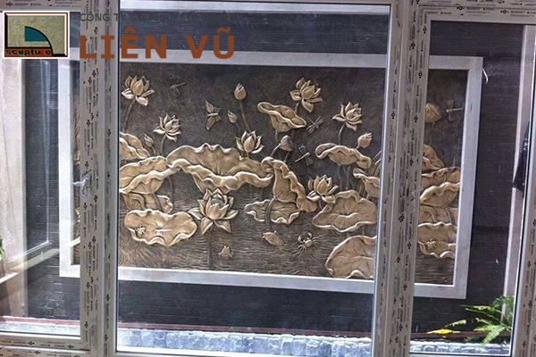 Tác phẩm phù điêu hoa sen view từ phòng ăn cho khách hàng