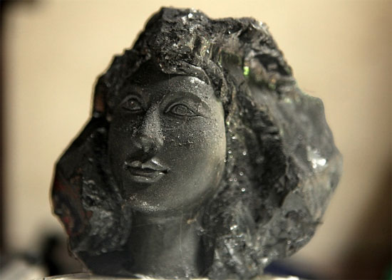 điêu khắc tượng trên than đá