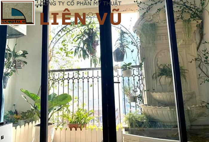 Tiểu cảnh ban công đẹp với cây xanh và đài nước