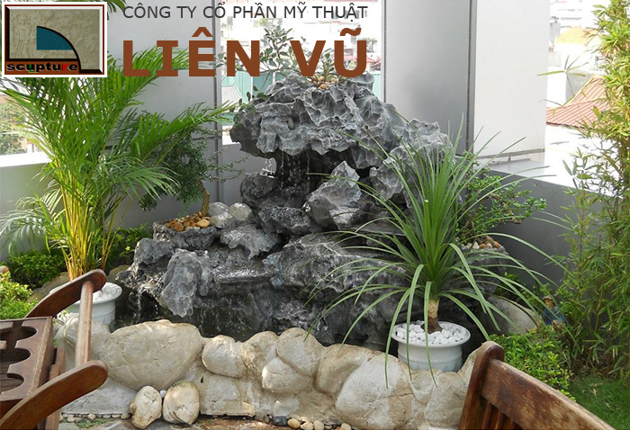 Tiểu cảnh ban công đẹp với hòn non bộ và cây xanh