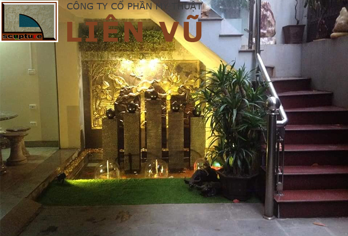 Tiểu cảnh bể cá Koi nhỏ kết hợp đài phun nước gầm cầu thang