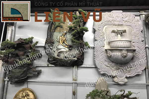 Tiểu cảnh đài nước treo cùng phù điêu cô gái