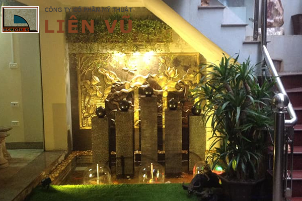 Tiểu cảnh gầm cầu thang- đài phun nước kết hợp phù điêu hoa lá