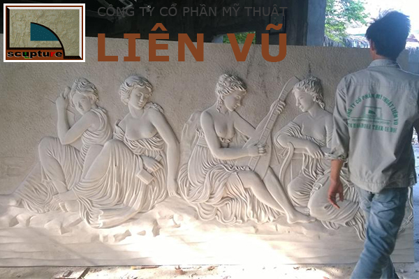 Tranh phù điêu cô gái đang được thi công tại xưởng điêu khắc Liên Vũ