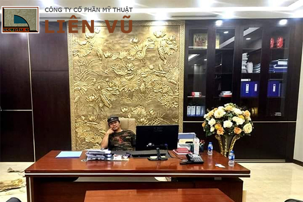 Tranh phù điêu hoa sen trong phòng làm việc