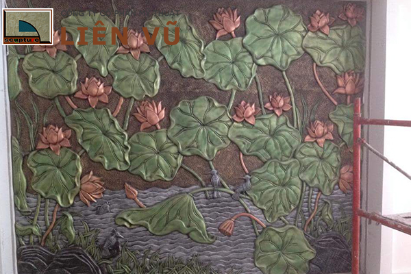 Tranh phù điêu hoa sen và chim trước sảnh nhà