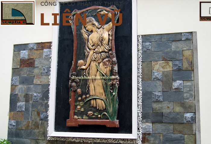 Tranh phù điêu khắc họa hình ảnh người phụ nữ