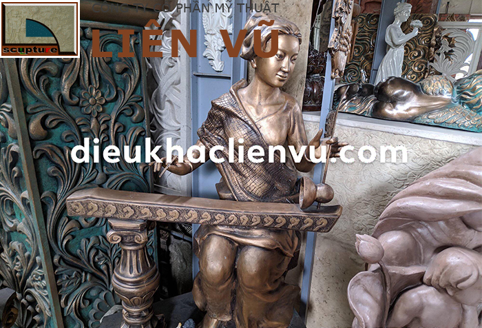 Tượng cô gái kéo đàn bầu mang đậm tính dân tộc