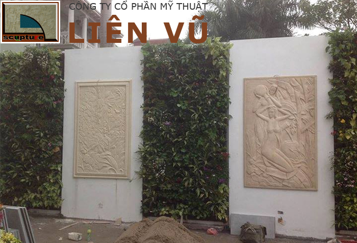 Tường rào sân vườn độc đáo với cây xanh và phù điêu