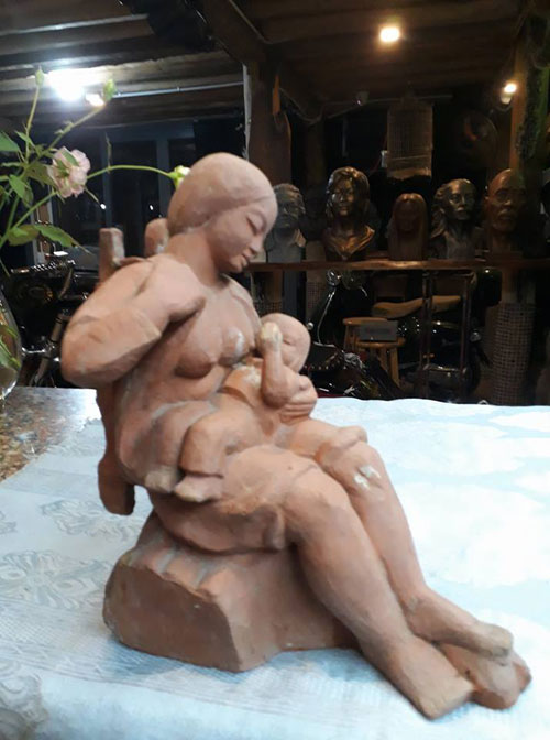 tượng mẹ ôm con