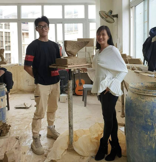 Nh&agrave; đi&ecirc;u khắc Nguyễn Văn An c&ugrave;ng mẹ của m&igrave;nh Họa sĩ Quỳnh Li&ecirc;n 