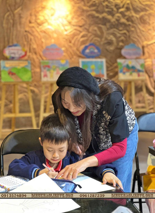 họa sĩ Ngô Quỳnh Liên hướng dẫn các bé trong buổi học hội họa đầu tiên