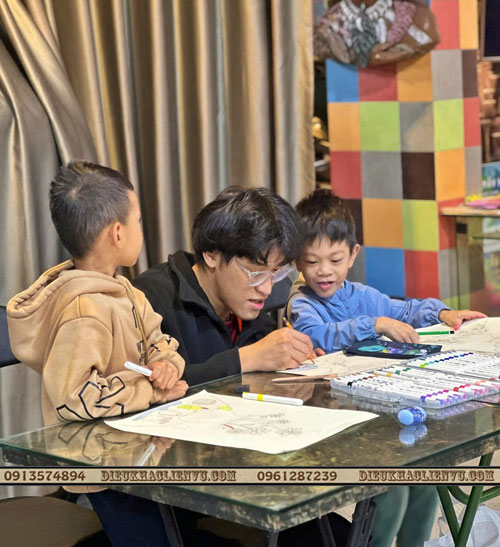 Nhà điêu khắc Nguyễn Văn An cũng rất tâm huyết với các em